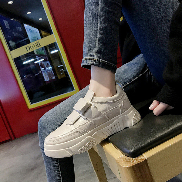 Női sportcipő fehér és bézs matricákkal