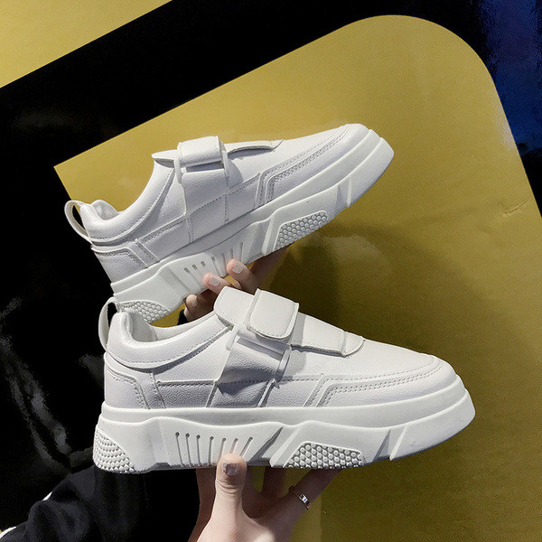 Női sportcipő fehér és bézs matricákkal