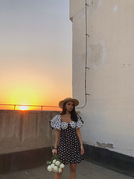 Rochie scurtă de damă actuală cu mâneci căzute