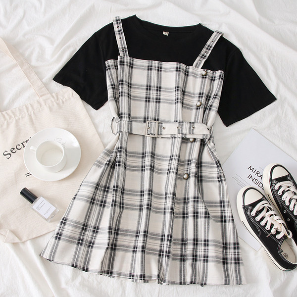 Női kockás ruha fehér és fekete színben, rövid ujjal
