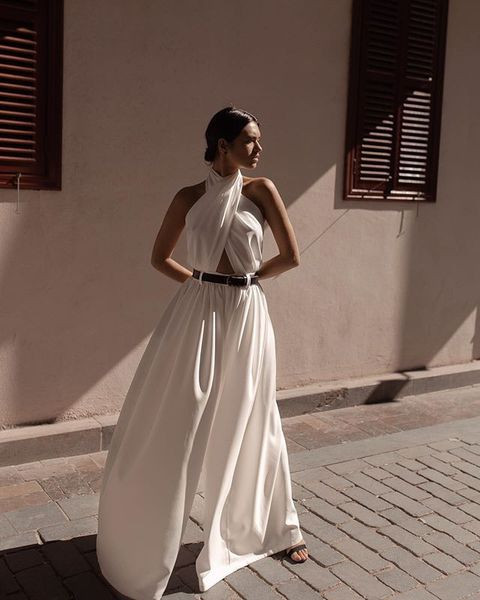 Salopeta de dama moderna model larg cu umerii goi in alb