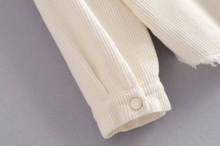 Джинсово яке в бял цвят с копчета и джобове