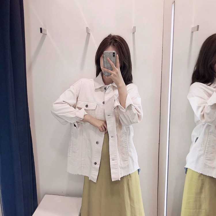 Джинсово яке в бял цвят с копчета и джобове