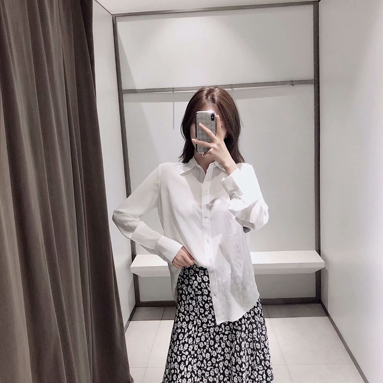 Női ing klasszikus gallérral és gombokkal fehér és fekete színben