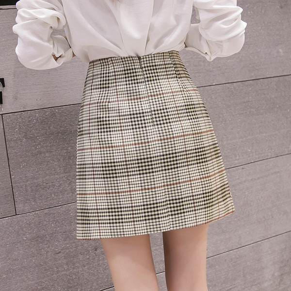 Kockás női szoknya két színben, gombokkal
