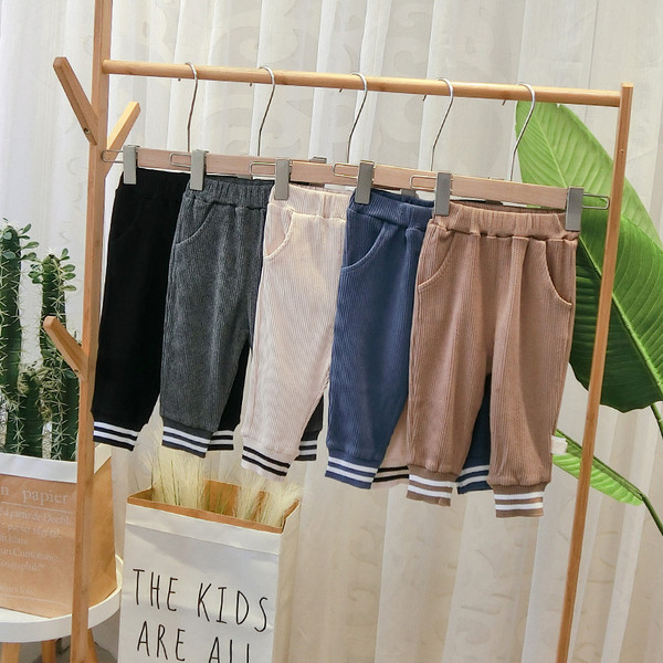 Актуални детски панталони в няколко цвята за момчета