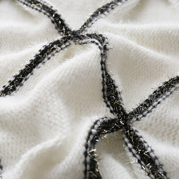 Női téli pulóver magas pólógallérral, fehér és fekete színben