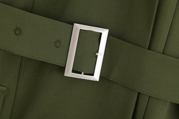 Rövid zöld ruha gombokkal és övvel