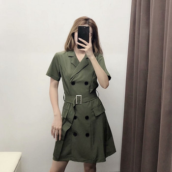 Rövid zöld ruha gombokkal és övvel
