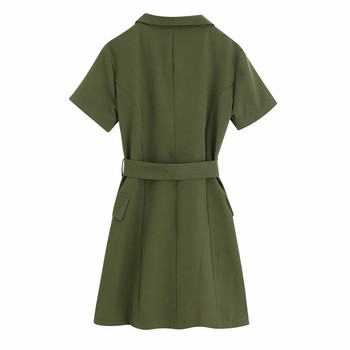 Rövid zöld ruha gombokkal és övvel