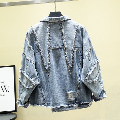 Széles modell farmerdzseki fém elemekkel, szakadt motívumokkal