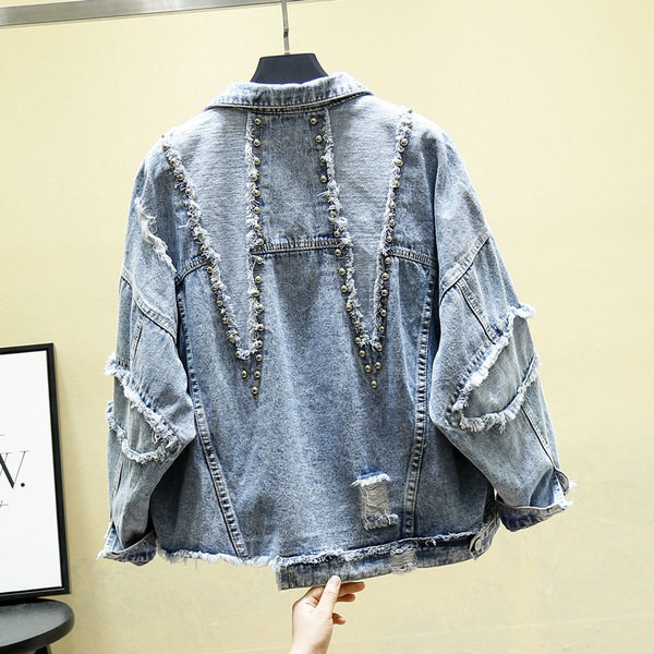 Széles modell farmerdzseki fém elemekkel, szakadt motívumokkal