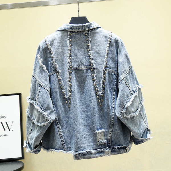 Széles modell farmerdzseki fém elemekkel, szakadt motívumokkal