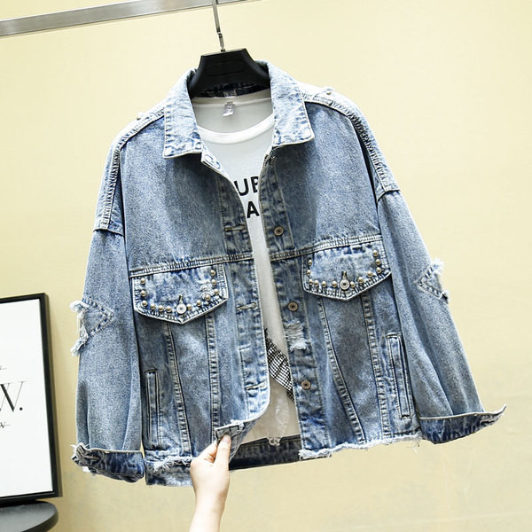 Széles modell farmerdzseki fém elemekkel, szakadt motívumokkal