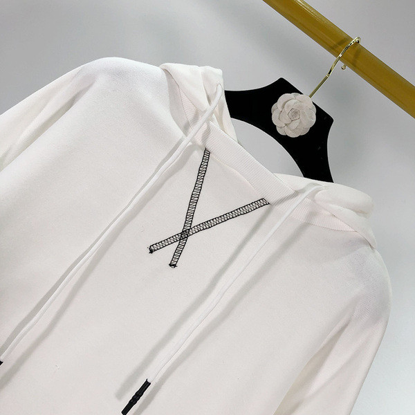 Hanorac scurt de damă, cu glugă și cravate