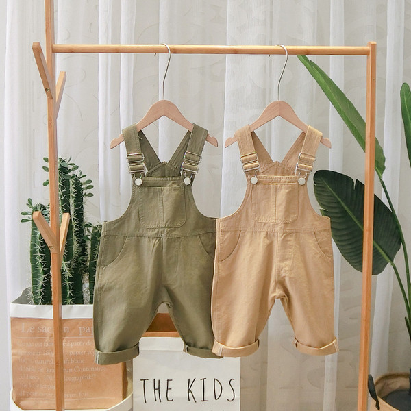 Model nou de salopete pentru copii pentru baieti in verde si maro