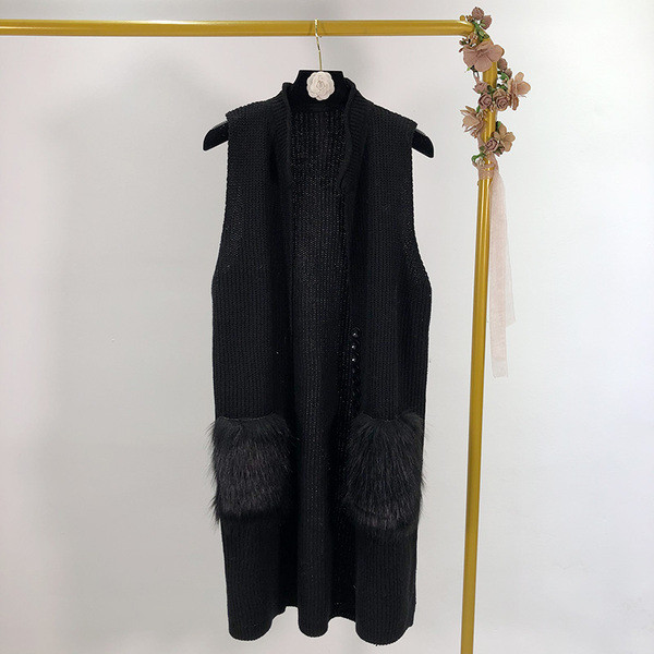 Női kötött mellény szőrzsebekkel