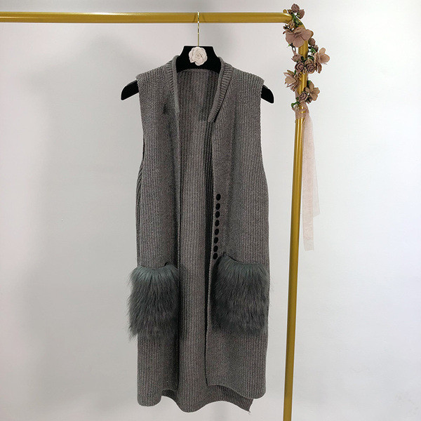 Női kötött mellény szőrzsebekkel