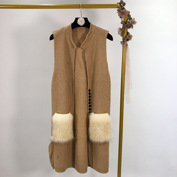 Női kötött mellény szőrzsebekkel