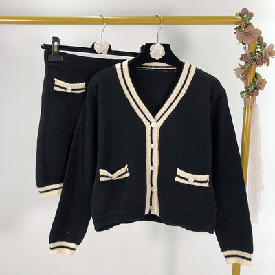 Női kötött mellény és szoknya szett