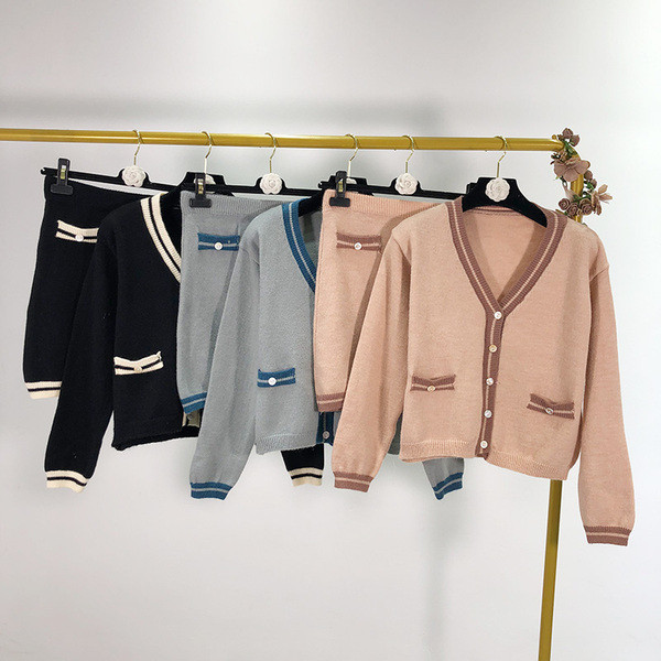 Női kötött mellény és szoknya szett