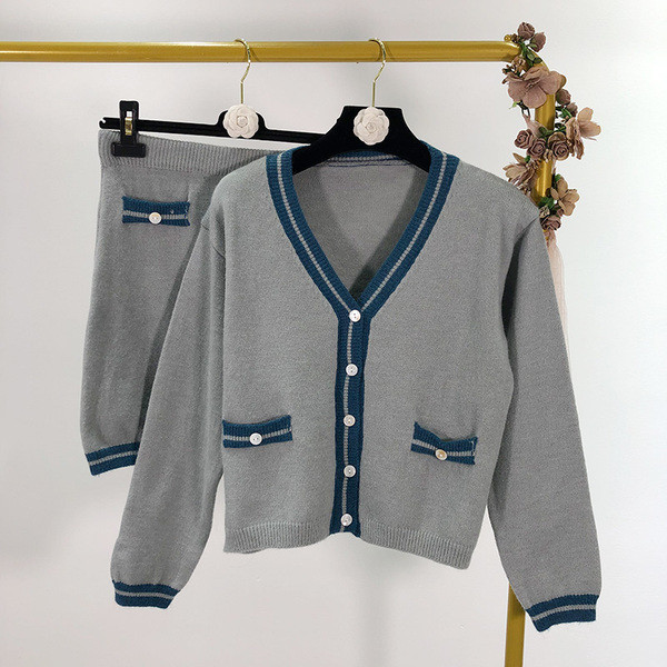 Női kötött mellény és szoknya szett