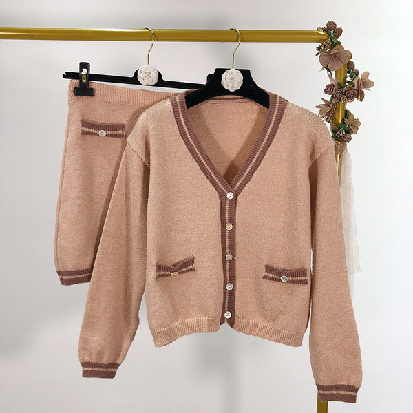 Női kötött mellény és szoknya szett