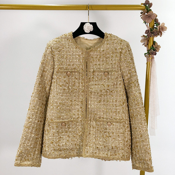 Női elegáns barna kabát és zsebek