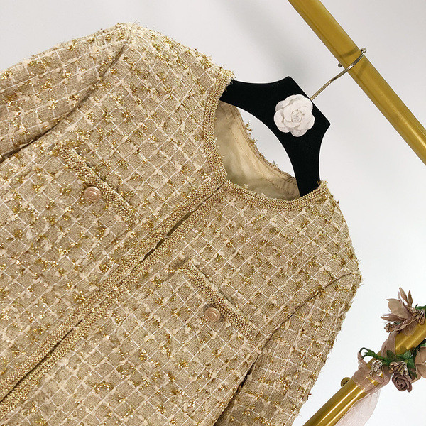 Női elegáns barna kabát és zsebek