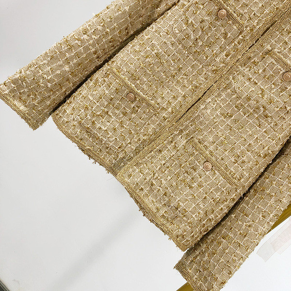 Női elegáns barna kabát és zsebek