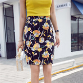 Modern női szoknya fekete színben virágos motívumokkal