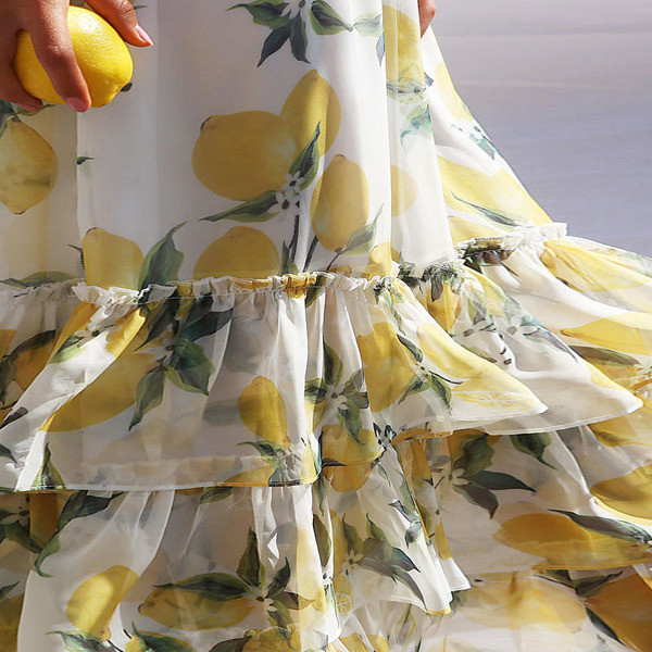 Alkalmi női hosszú ruha modell fehér színben, virágmintával