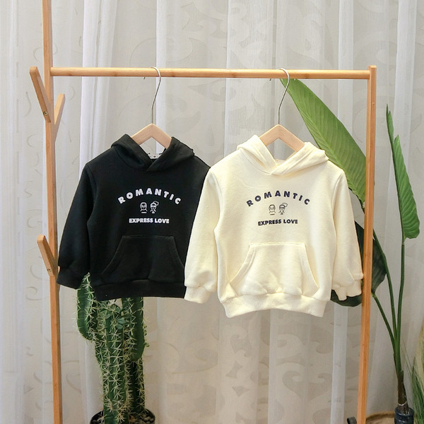 Új modell gyerek pulóver kapucnival és applikációval fiúknak többféle színben