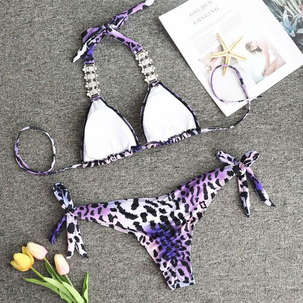 Női fürdőruha leopárd mintával és kövekkel lila színben