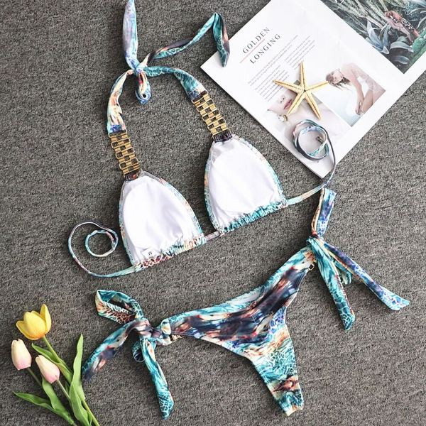 Costum de baie din doua piese cu elemente metalice si cravate