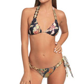 Costum de baie colorat cu elemente metalice și top triunghiular