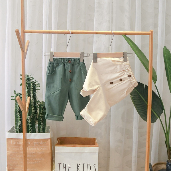 Pantaloni copii cu nasturi si buzunare in mai multe culori pentru baieti