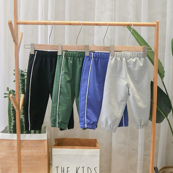 Aktuális szegélyes gyereknadrág fiúknak több színben