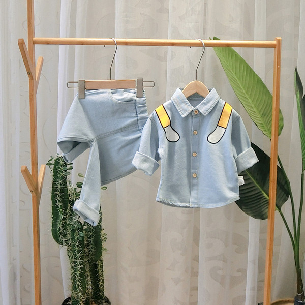 Actual set pentru copii din doua piese camasa + blugi cu aplicatie in albastru