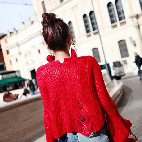 Modern női pulóver széles ujjal, szakadt motívumokkal, két színben