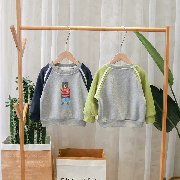 Új modell gyerekblúz O-nyakkal és rátéttel - két színben