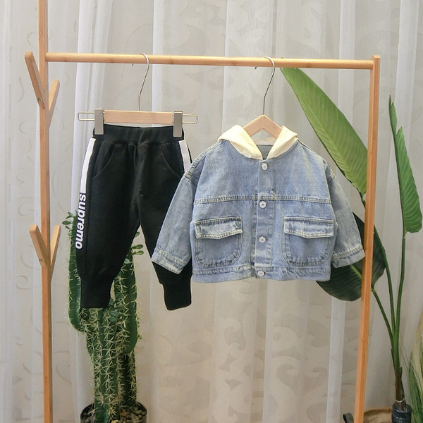 Modern gyerek farmer dzseki kapucnival, gombokkal és zsebekkel fiúknak