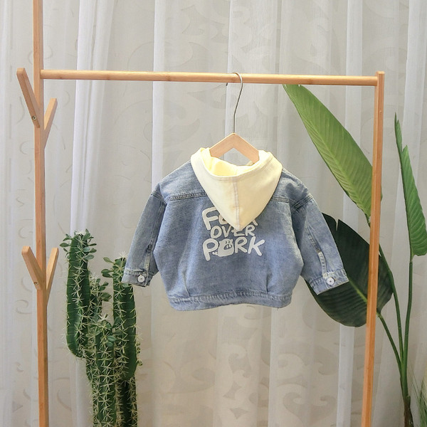 Modern gyerek farmer dzseki kapucnival, gombokkal és zsebekkel fiúknak