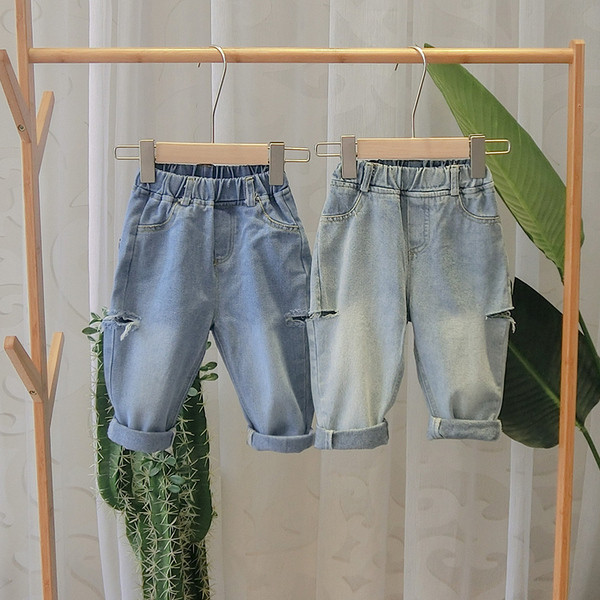 Gyermek farmernadrág új modellje szakadt motívumokkal fiúknak kék színben