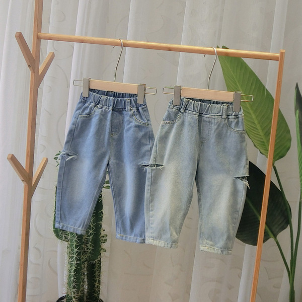 Gyermek farmernadrág új modellje szakadt motívumokkal fiúknak kék színben