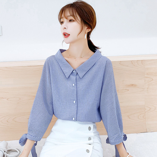 Aktuális női ing kék színben, gombokkal és nyakkendőkkel