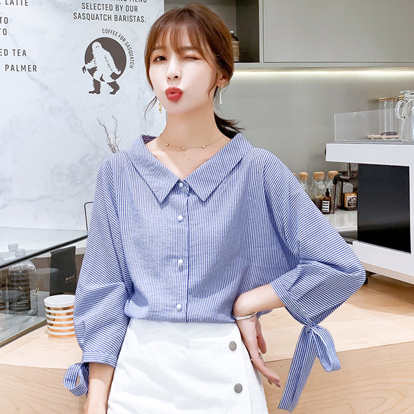 Aktuális női ing kék színben, gombokkal és nyakkendőkkel