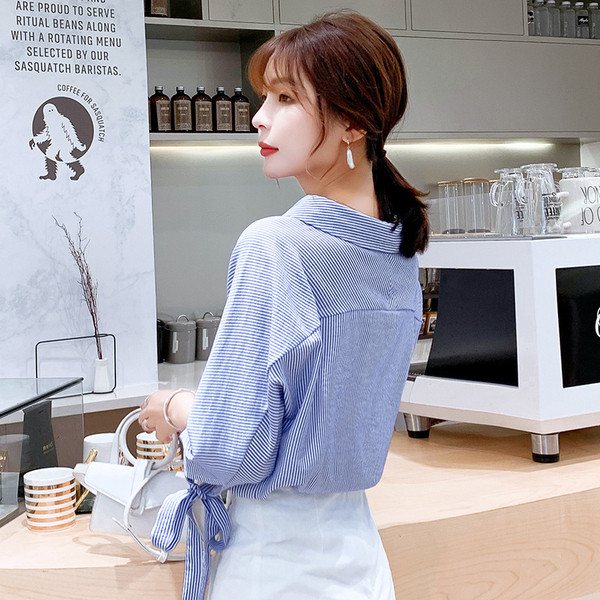 Aktuális női ing kék színben, gombokkal és nyakkendőkkel