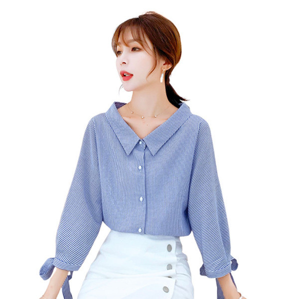 Aktuális női ing kék színben, gombokkal és nyakkendőkkel