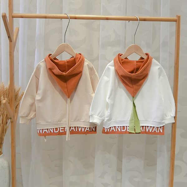 Nappali gyerek pulóver kapucnival és applikációval fiúknak két színben